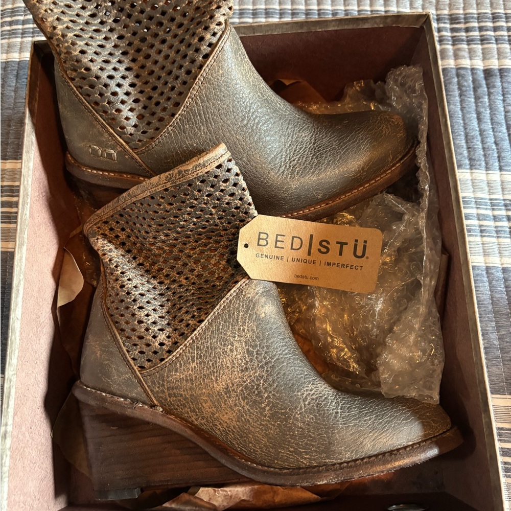 BED|STU Brown Ankle Boots with Distressed Finish